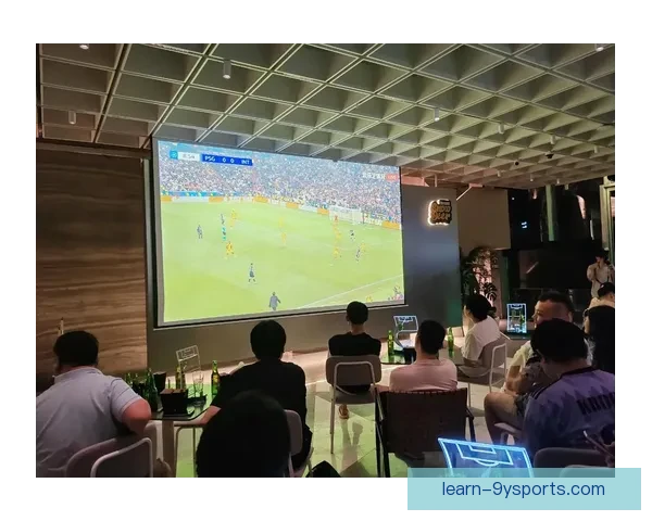从酒吧歌声到红白信仰斯温登球迷文化里的城市荣耀与百年坚守传奇 从酒吧歌声到红白信仰斯温登球迷文化里的城市荣耀与百年坚守传奇